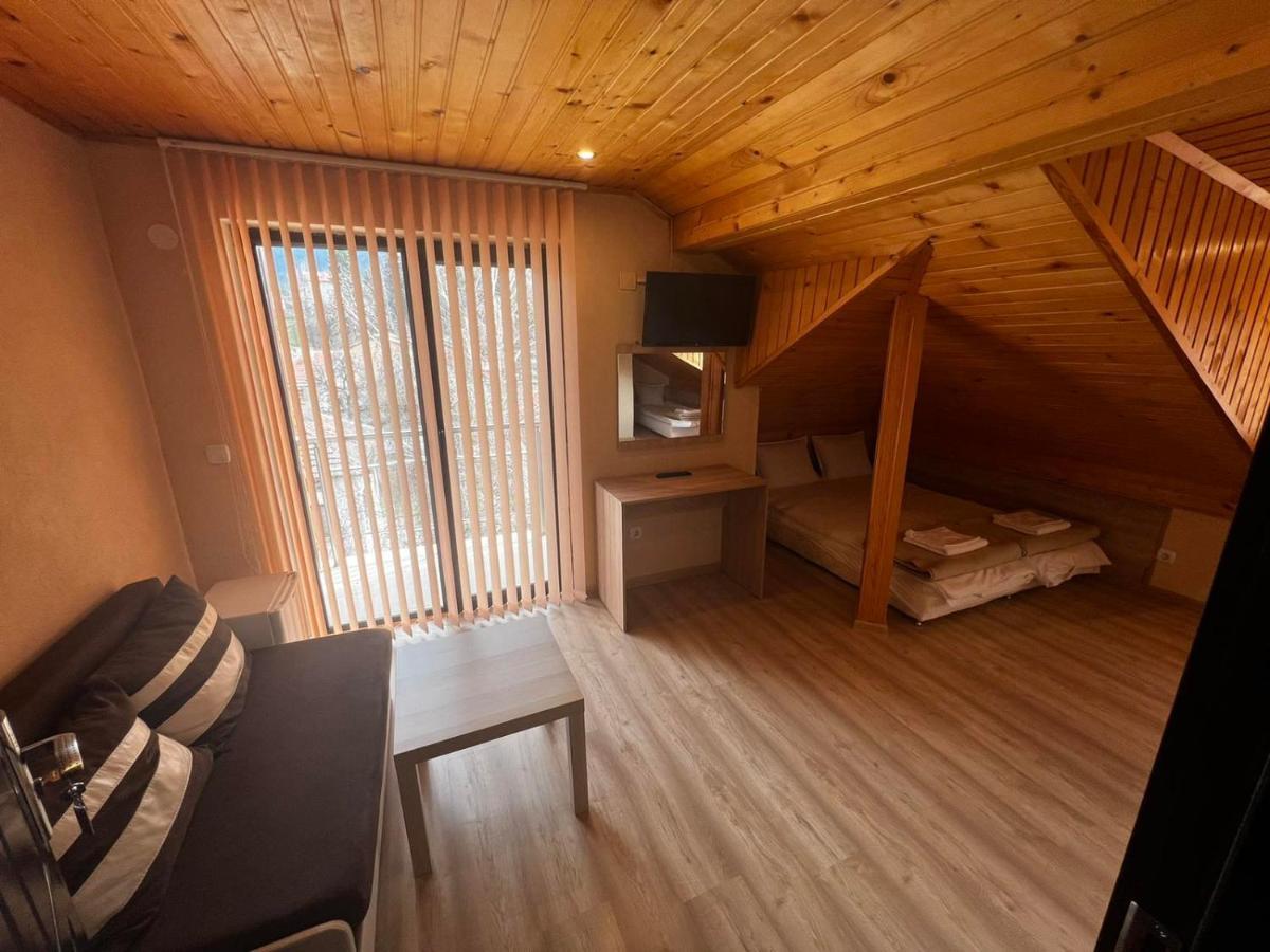 Advel Guest Hous Hotell Madzhare Eksteriør bilde